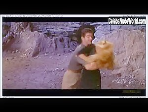 Brigitte Bardot in Les bijoutiers du clair de lune (1958) 6