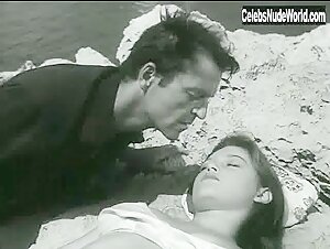 Brigitte Bardot in Manina, la fille sans voiles (1952) 15