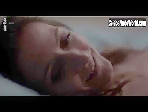 Camille Chamoux in J'ai 2 Amours (series) (2017) 17