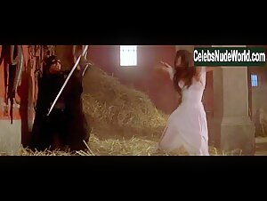 Catherine Zeta-Jones in Mask of Zorro (1998) 9