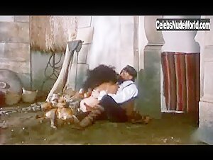 Catherine Zeta-Jones Butt , Explicit in Les 1001 nuits (1990) 14