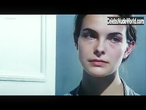 Carole Bouquet Blonde , Public Nudity in Tag der Idioten (1981) 17