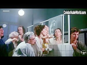 Carole Bouquet Blonde , Public Nudity in Tag der Idioten (1981) 3
