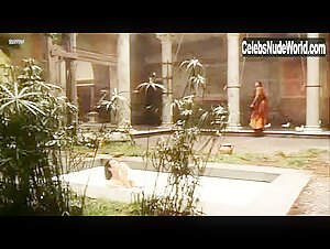 Carole Bouquet in Le bon roi Dagobert (1984) 11
