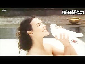 Carole Bouquet in Le bon roi Dagobert (1984) 16