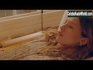 Christa Theret in Doubles vies (2018) 20