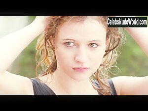 Christa Theret in Le bruit des glacons (2010) 4