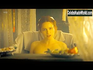 Christa Theret Maid , Costume in Maximilian: Das Spiel von Macht und Liebe (series) (2016) 16