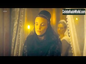 Christa Theret Maid , Costume in Maximilian: Das Spiel von Macht und Liebe (series) (2016) 17