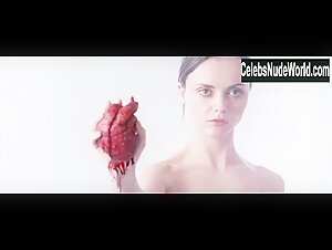 Christina Ricci Gore , Explicit in After.Life (2009) 13