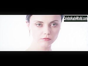 Christina Ricci Gore , Explicit in After.Life (2009) 15
