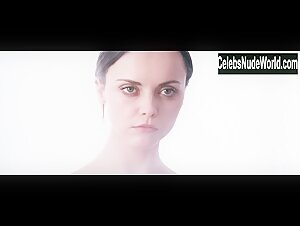 Christina Ricci Gore , Explicit in After.Life (2009) 18