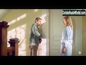 Clemence Poesy in Bienvenue chez les Rozes (2003) 1