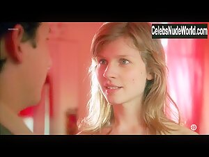 Clemence Poesy in Bienvenue chez les Rozes (2003) 10