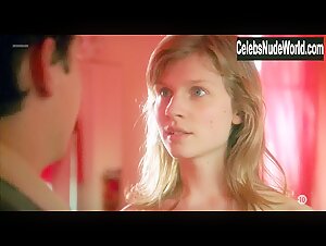 Clemence Poesy in Bienvenue chez les Rozes (2003) 11