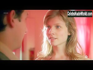 Clemence Poesy in Bienvenue chez les Rozes (2003) 13