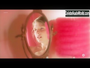 Clemence Poesy in Bienvenue chez les Rozes (2003) 18