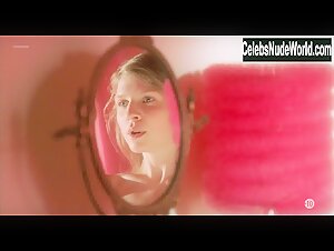 Clemence Poesy in Bienvenue chez les Rozes (2003) 19