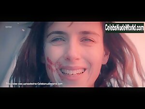 Clementine Poidatz in Housewife (2017) 20