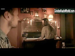 Danica Curcic in Over kanten (2012) 13