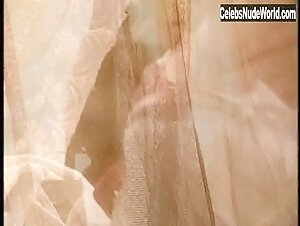 Danielle Winits Blonde , boobs in O Quinto dos Infernos (series) (2002) 11
