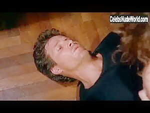 Debora Caprioglio in Spiando Marina (1992) 13