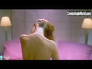 Delphine Rollin Brunette , Hot in Une employee modele (2002) 12