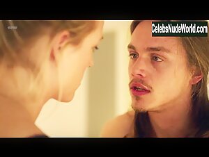 Emmeli Stjarnfeldt in Surrogate (series) (2017) 7