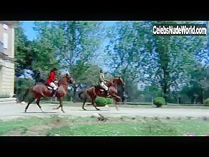 Eva Robin Blonde , Outdoor in Le c... de Marilyne (1980) 4