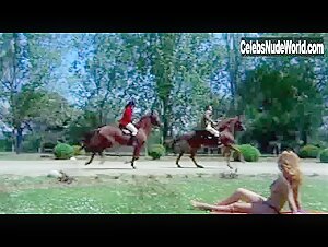 Eva Robin Blonde , Outdoor in Le c... de Marilyne (1980) 5