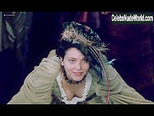 Emmanuelle Beart Outdoor , Explicit in Il viaggio di Capitan Fracassa (1990) 1