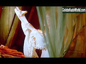 Emmanuelle Beart Outdoor , Explicit in Il viaggio di Capitan Fracassa (1990) 12