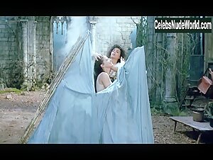 Emmanuelle Beart Outdoor , Explicit in Il viaggio di Capitan Fracassa (1990) 9
