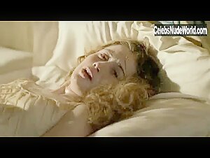 Emmanuelle Beart in Un amour interdit (1984) 15