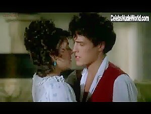 Elizabeth Hurley in Remando al viento (1988) 1