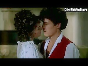 Elizabeth Hurley in Remando al viento (1988) 3