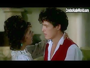 Elizabeth Hurley in Remando al viento (1988) 4