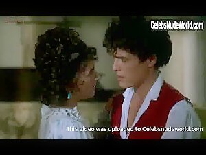 Elizabeth Hurley in Remando al viento (1988) 6