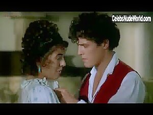 Elizabeth Hurley in Remando al viento (1988) 7