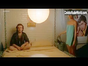 Elvire Audray in Vado a vivere da solo (1982) 10