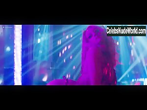 Elle Evans in Scouts Guide to the Zombie Apocalypse (2015) 9