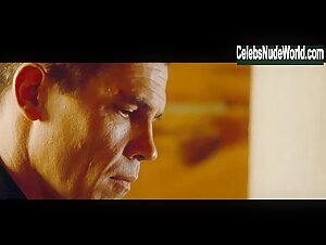 Elizabeth Olsen boobs , nude scene in Oldboy (2013) 7