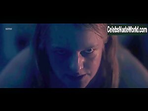 Elisabeth Moss in Handmaid's Tale (series) (2017) 13