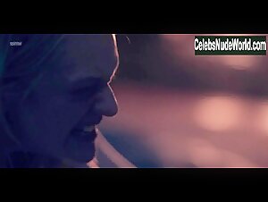 Elisabeth Moss in Handmaid's Tale (series) (2017) 15