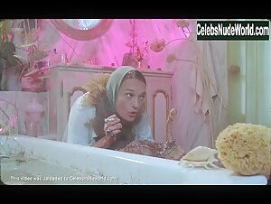 Elina Lowensohn in Notre-Dame des Hormones (2015) 16