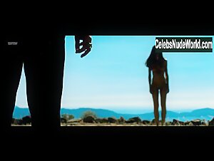 Elina Lowensohn in Laissez bronzer les cadavres (2017) 6