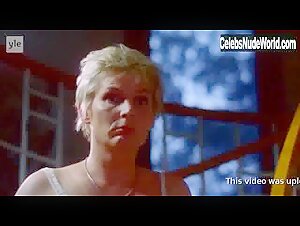 Elena Leeve nude, boobs scene in Aita (2001) 17
