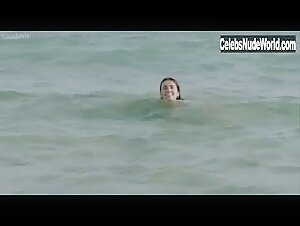 Elena Anaya in Lejos del mar (2015) 19
