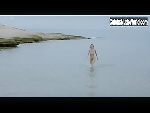 Elena Anaya in Lejos del mar (2015) 3