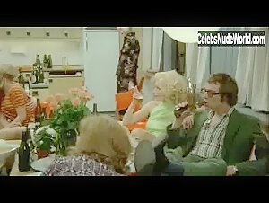 Effie Schou in Tandlaege pa sengekanten (1971) 12